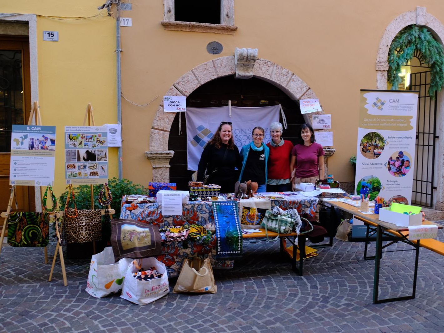 Banchetti di raccolta fondi — Consorzio Associazioni con il Mozambico