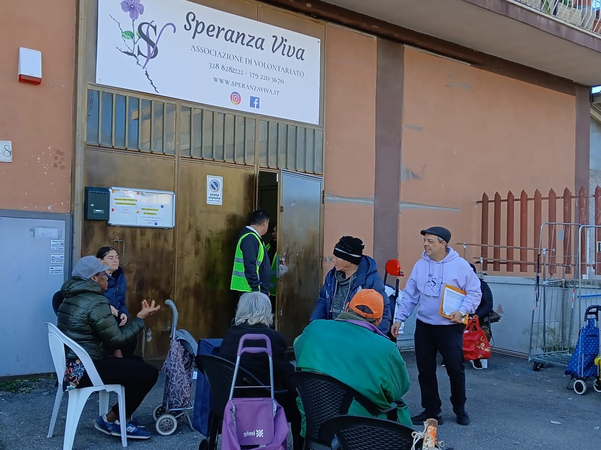 Distribuzione gratuita di cibi e vestiti — Associazione Speranza Viva odv
